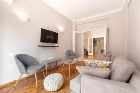 A Spacious Apartment One Min To Victoria Metro - Self Check-In